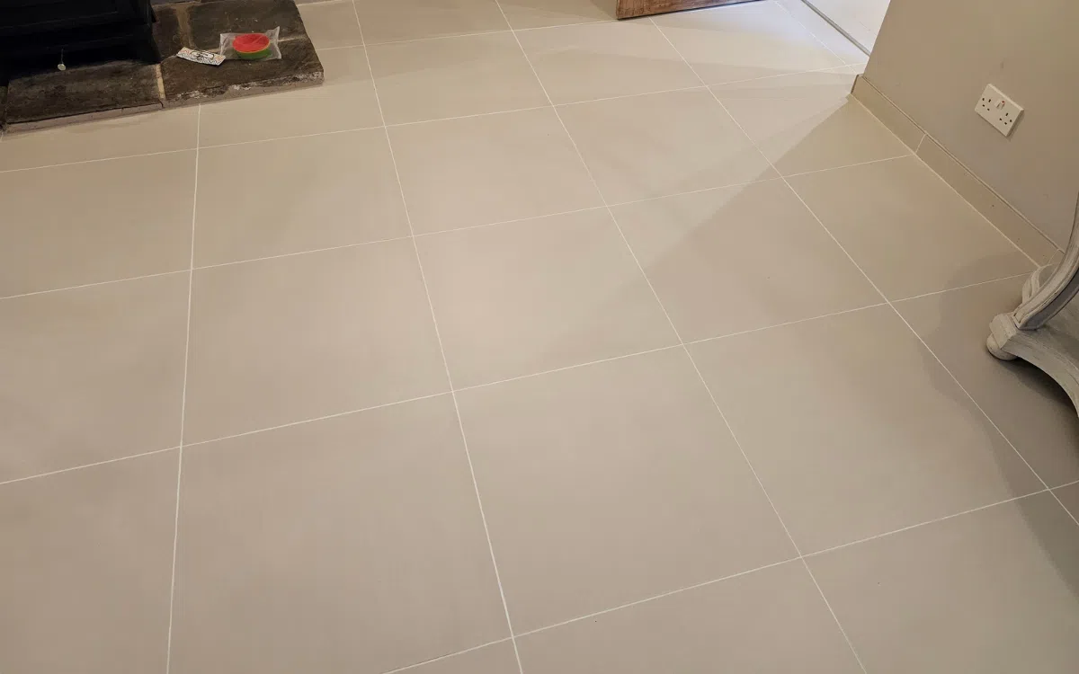 Tiled floor with clean and clearly defined grout lines after professional sealing